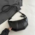 Borsa croissant nera in ecopelle plissettata con tracolla regolabile in stile francese - Nero