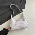 Witte halvemaantas in Y2K-stijl met roze vlinderprints en zilveren metalen gesp - Roze