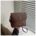 Braune Vintage-Umhängetasche in Quadratform mit Metall-Logo und Fanyissa-Schrift - Braun