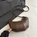 Borsa a tracolla marrone scuro a forma di cornetto con design a pieghe e nodo piatto - Marrone