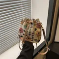 Blumige Kordelzug-Beuteltasche aus Leinen mit verstellbarem braunem Schultergurt im Retro-Stil - Vintage Blumenstickerei / Stil 3