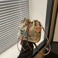 Ethnische Retro-Blumen-Webtasche als Eimertasche mit Kordelzug und Schultergurt - Vintage Blau Jacquard / Stil 2