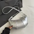 Borsa a spalla croissant argento metallizzato con design a mezzaluna e nodi decorativi - Argento