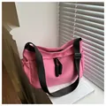 Levendige roze nylon crossbodytas met verstelbare zwarte riem en handig zijvak - Roze
