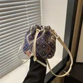 Ethnische Beuteltasche mit bunten geometrischen Mustern und cremefarbenen Riemen - Bunte geometrische Muster / Stil 1