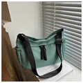 Grote mintgroene nylon schoudertas met zwarte ritsen en een brede verstelbare riem - Groen
