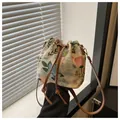 Bolso de cubo étnico en beige con bordado floral y correa de piel marrón - Patrón de Bordado Floral Vintage (Estilo 2)