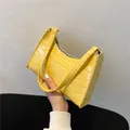 Leuchtend gelbe Handtasche mit Krokodilprägung, glänzendes Design und Schultergurt - Gelb