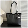 Elegante bolso tote negro con accesorio de pañuelo de seda y espacioso interior de diario - Negro