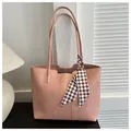 Bolso tote rosa de cuero sintético con pañuelo a cuadros y correa ajustable al hombro - Rosa