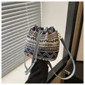 Bolso tipo cubo étnico con patrón geométrico azul y correa ajustable azul claro - Patrón Geométrico Étnico Azul y Blanco (Estilo 4)
