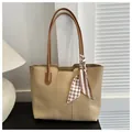 Bolso tote marrón claro con elegante pañuelo de seda en el asa larga de hombro - Caqui