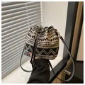 Bolso saco étnico con tejido geométrico en blanco y negro y detalles metálicos dorados - Patrón de Ondas Geométricas en Blanco y Negro (Estilo 5)