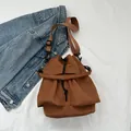 Schicke braune Kordelzug Beuteltasche mit verstellbarem Riemen und stilvollem Faltendesign - Braun