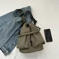 Minimalistische khakigrüne Kordelzug-Beuteltasche mit verstellbarem Gurt und großem Volumen - Grün