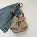 Sac seau minimaliste en nylon kaki clair avec cordon de serrage et détails noirs - Kaki