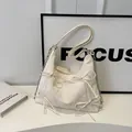 Sac hobo blanc avec nœuds décoratifs et bandoulière en chaîne au style minimaliste - Blanc Cassé