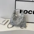 Sac cabas plissé argenté avec nœuds et bandoulière chaîne au design élégant - Argent