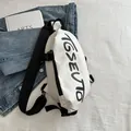 Weiße Brusttasche mit schwarzem Buchstabendruck und verstellbarem Schultergurt - Weiß