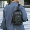Sac de poitrine homme vert olive en nylon imperméable avec bandoulière réglable - Vert
