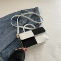 Bolso bandolera de cuadros blanco y negro con asa superior y detalles dorados - Blanco