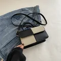 Bolso bandolera en blanco y negro con asa superior y correa de hombro ajustable - Caqui