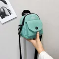 Dettaglio borsa a tracolla in tela verde menta con logo KŎQ e cinturini neri - Verde