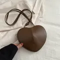 Bolso bandolera elegante con forma de corazón marrón oscuro en cuero sintético y correa - Marrón