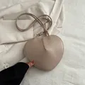 Bolso de hombro corazón de cuero beige minimalista con detalle de correa con nudos - Caqui