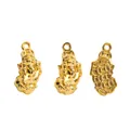 Trois breloques en alliage doré vintage avec motifs orientaux de Pixiu et pièces - Or Antique