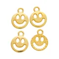 Detalle de cuatro colgantes de sonrisa dorada con ojos huecos y reverso con textura - Dorado