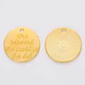 Goldener runder Anhänger mit graviertem Motivationsspruch und Sonnenstrahltextur - Gold