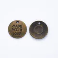 Ciondoli rotondi in lega di zinco con incisione Made with Love e trama a raggiera - Bronzo Antico