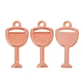 Detailopname van roségouden wijnglasbedels met textuur en gladde achterzijde - Roségoud