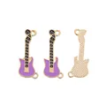 Detalle de colgantes de guitarra en esmalte púrpura con marco dorado y patrón de rejilla - Púrpura