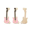 Vista macro de dijes de aleación con forma de guitarra con esmalte rosa y dorado - Rosa