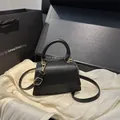 Schicke schwarze Mini-Tasche mit Lychee-Textur, Goldbeschlägen und oberem Handgriff - Schwarz