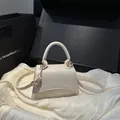 Weiße Mini-Trapeztasche mit Litschikorn-Textur und goldenen Hardware-Details - Weiß