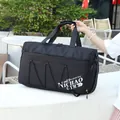 Bolso deportivo negro impermeable de gran capacidad con asas y logo blanco - Negro