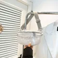 Bolso de pecho blanco brillante con cadena plateada y correa ancha tejida - Blanco