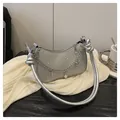 Sac croissant à paillettes argentées avec chaîne métallique et breloques étoiles - Argenté