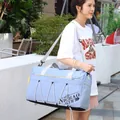 Bolsa de deporte azul claro grande con correa ajustable y bolsillo de malla - Azul cielo