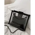 Moderne transparente PVC Umhängetasche mit schwarzer Innentasche und Kette auf weißem Laken - Transparent Schwarz