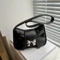 Sac sous le bras noir avec nœud décoratif et boucle en métal argenté en similicuir lisse - Noir