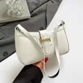 Bolso baguette vintage blanco crema con hebilla de metal dorado y correa de cuero - Blanco