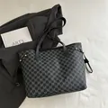 Schicke graue Monogramm-Einkaufstasche mit schwarzen Trägern für die Damenmode - Schwarz