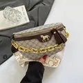 Beige Monogramm-Brusttasche mit klobiger Goldkette und pferdeförmigem Metalllogo - Khaki