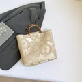 Beige floral jacquard tote bag with vintage bamboo handles and oriental aesthetic style - Beige