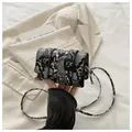 Sac bandoulière rétro motif serpent avec boucles noires et texture python grise - Noir