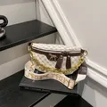 Beige Canvas Brusttasche mit braunem Lederbesatz und goldener Gliederkette - Weiß